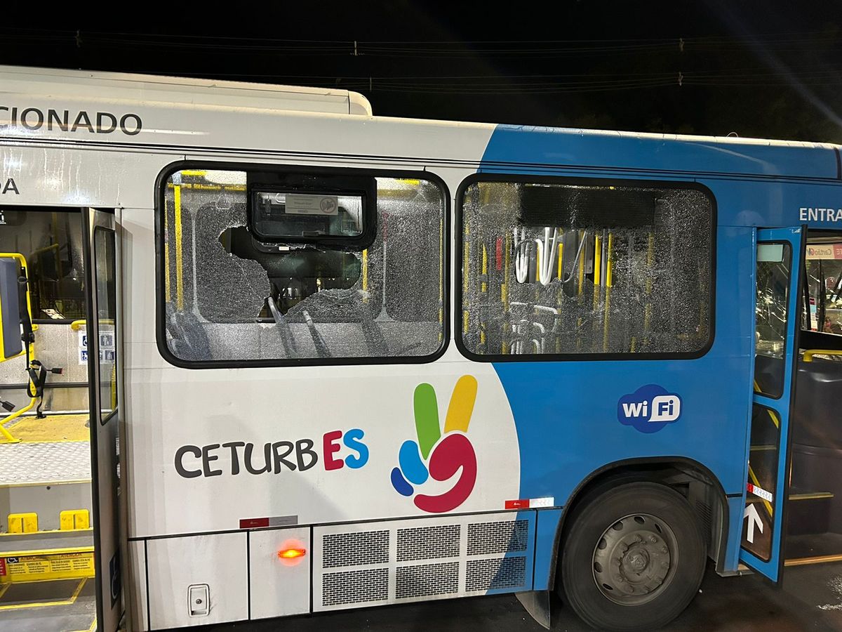 Ônibus depredado em Vitória por Daniel Marçal