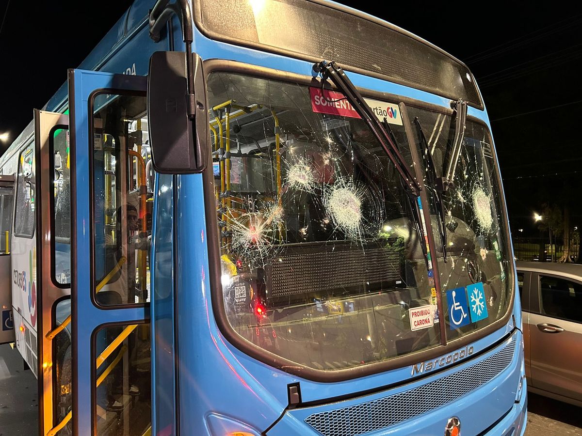 Ônibus depredado em Vitória por Daniel Marçal