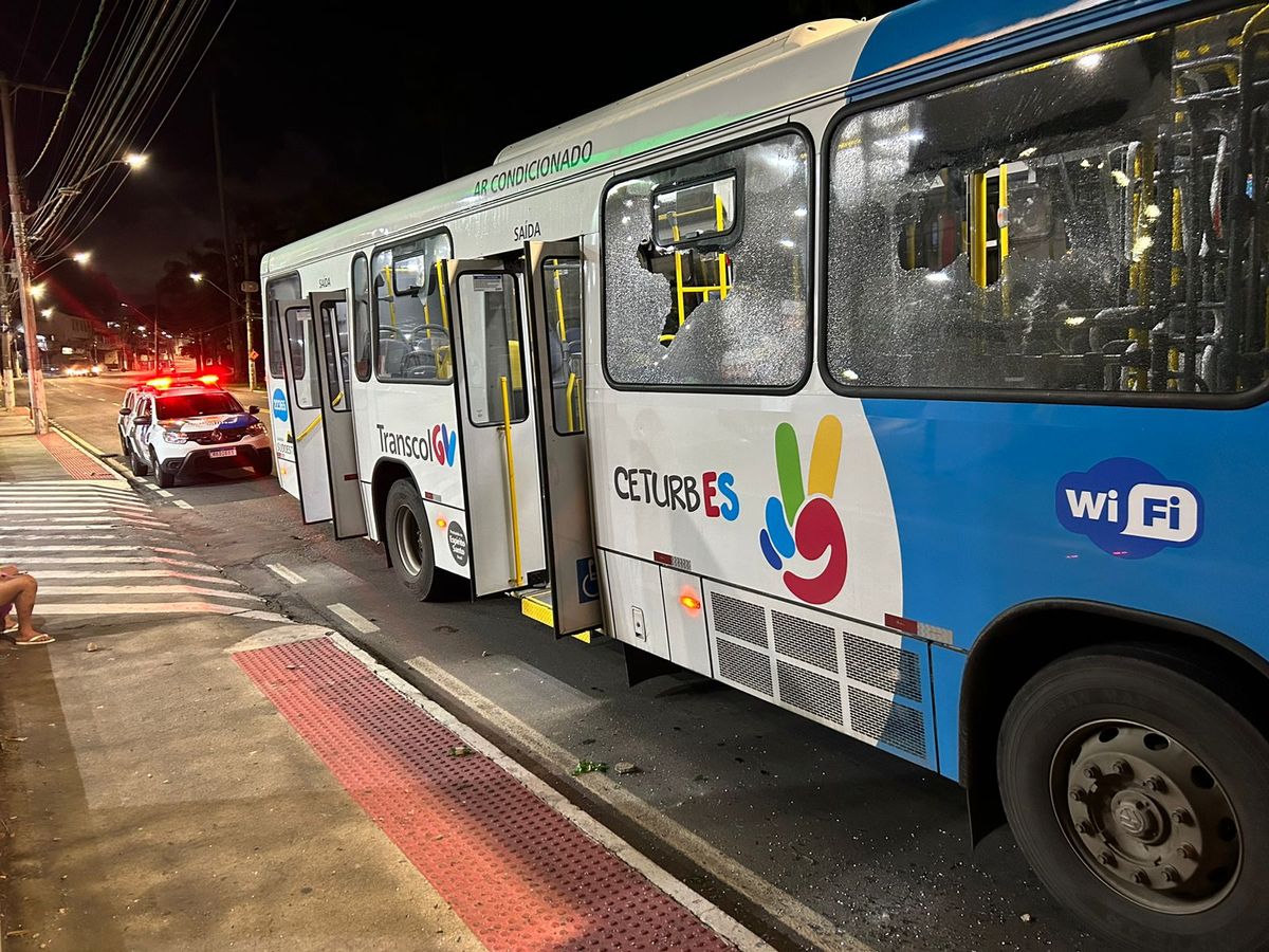 Ônibus depredado em Vitória por Daniel Marçal