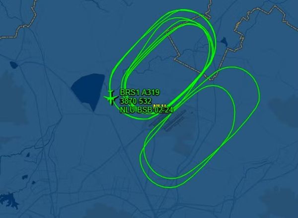 Reprodução de site de monitoramento de aeronaves mostra trajeto em círculos do avião, com o presidente Lula, perto do aeroporto da Cidade do México.