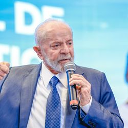 Lula vota em São Bernardo e critica falta de compromissos de candidatos