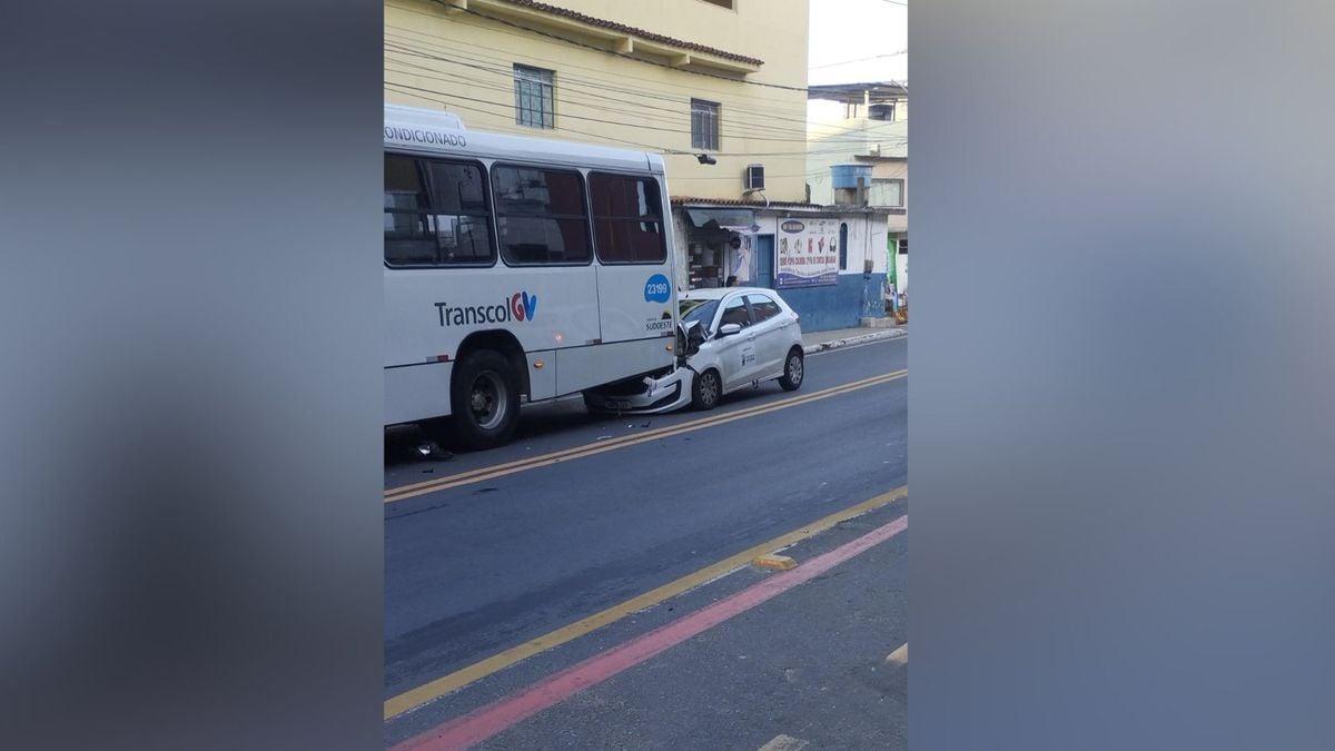 Acidente com carro da Prefeitura de Vitória e ônibus do Sistema Transcol