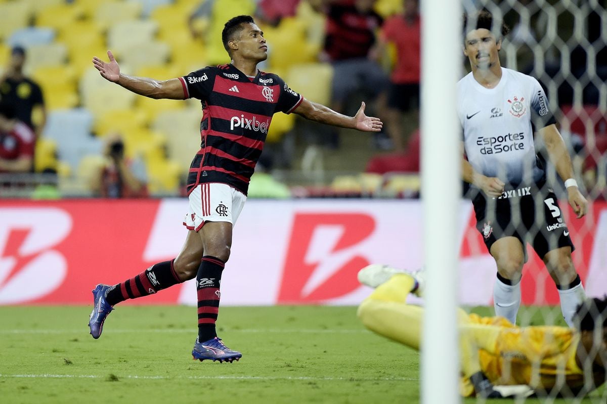 Alex Sandro acertou chute cruzado para garantir a vitória do Flamengo sobre o Corinthians