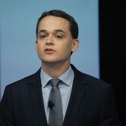 Prefeito de Vitória quer disputar o Palácio Anchieta e está em momento crucial da "pré-pré-campanha", mas acabou no olho do furacão por um motivo inusitado. A coluna analisa as possíveis repercussões eleitorais desta história