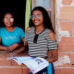 Iniciativa criada por médico oferece consultas, acompanhamento de problemas de vista e até óculos a crianças em idade escolar de regiões de vulnerabilidade social da Grande Vitória, o que ajuda também no rendimento escolar