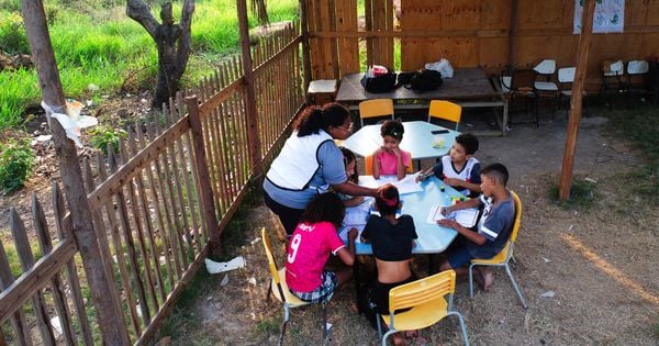 Em bairro sem escola, crianças andam a pé quatro quilômetros por dia até o colégio mais próximo. Mas projeto social tem incentivado os estudos, mesmo com as dificuldades das famílias