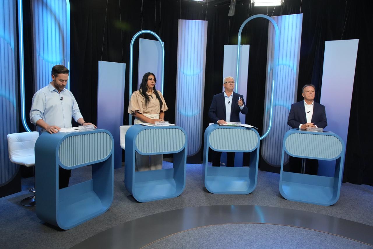 Candidatos à Prefeitura de Colatina nas Eleições 2024 durante debate na TV Gazeta