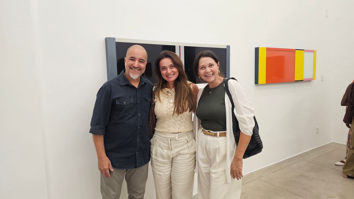O artista Marcus Vinícius, Thais Hilal e Almerinda Lopes