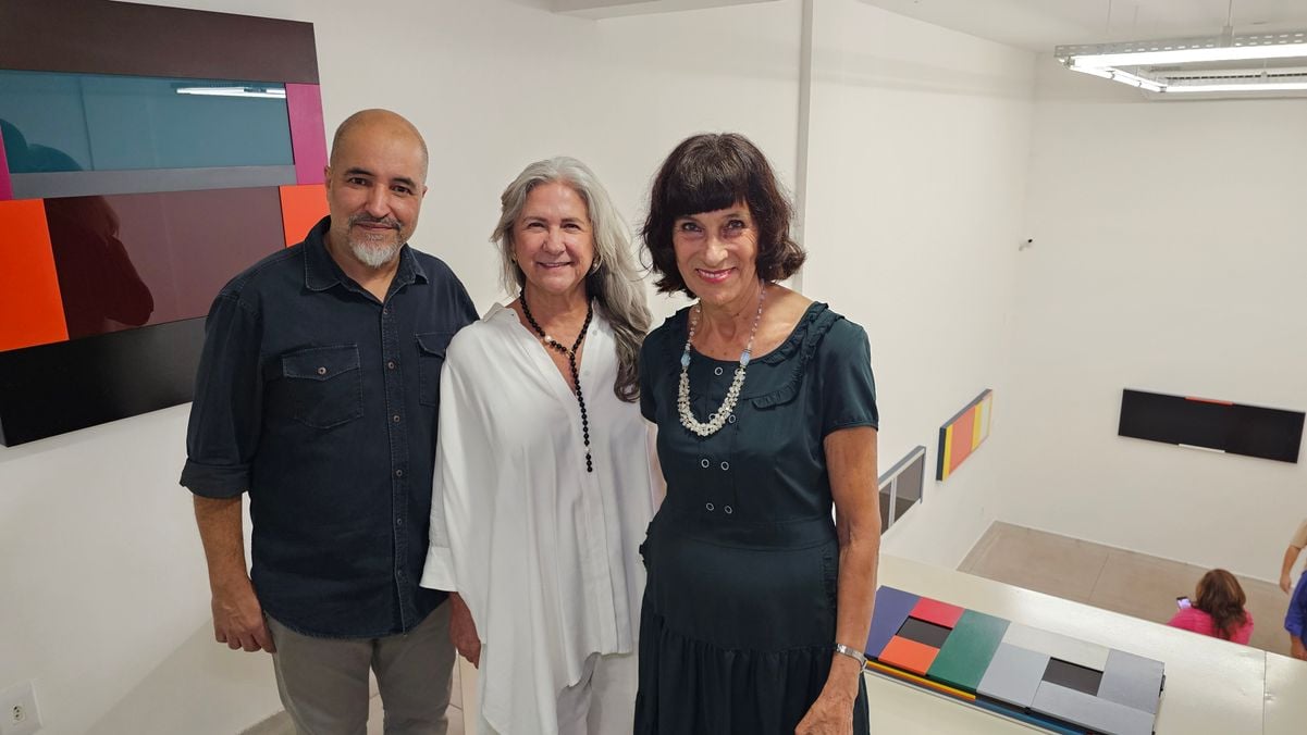 O artista Marcus Vinícius, Thais Hilal e Almerinda Lopes