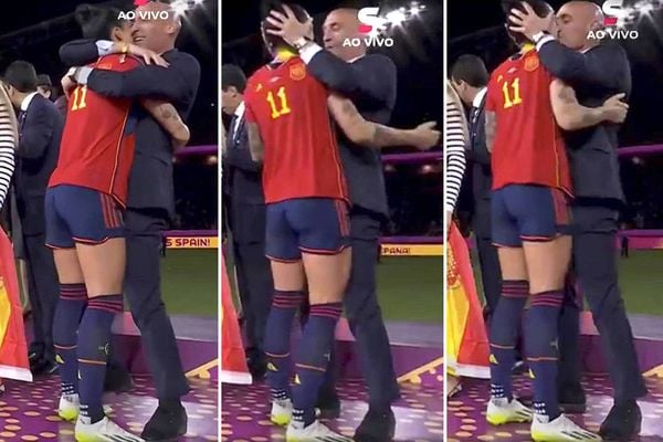 O dirigente Luis Rubiales, então presidente da Real Federação Espanhola, segurou o rosto da jogadora da seleção espanhola, Jenni Hermoso e deu um beijo na boca dela