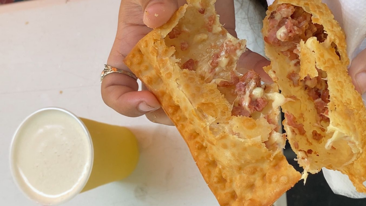 Pastel de queijo com calabresa da Pastelaria do Nanai