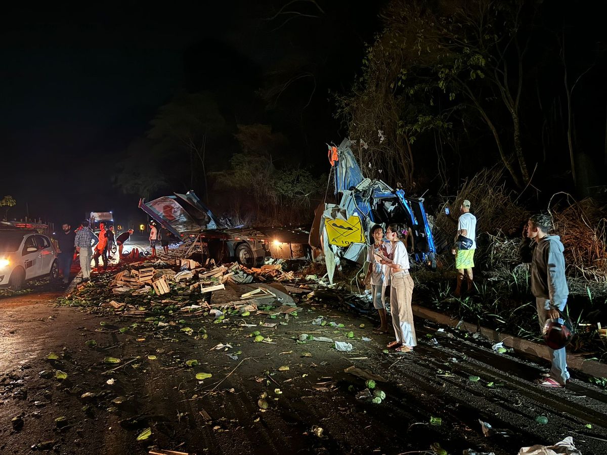 Acidente entre caminhão e moto em serra de Cachoeiro deixa três feridos 