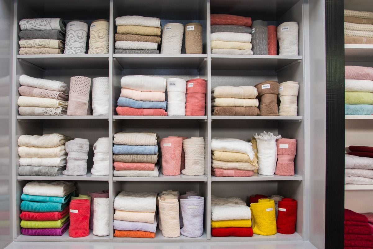 Roupa de cama, toalhas para mesas e para banho. Esses são alguns itens que fazem parte de um enxoval para a casa