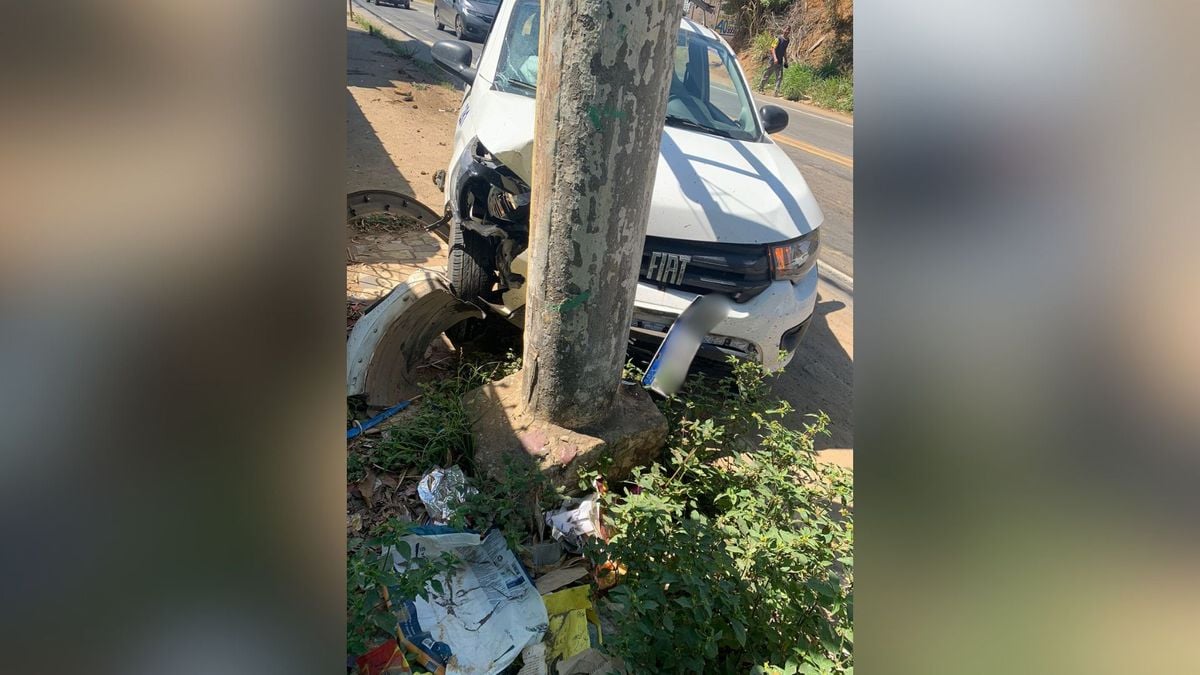 Suspeito pulou a janela do carro que, logo depois, bateu em um poste