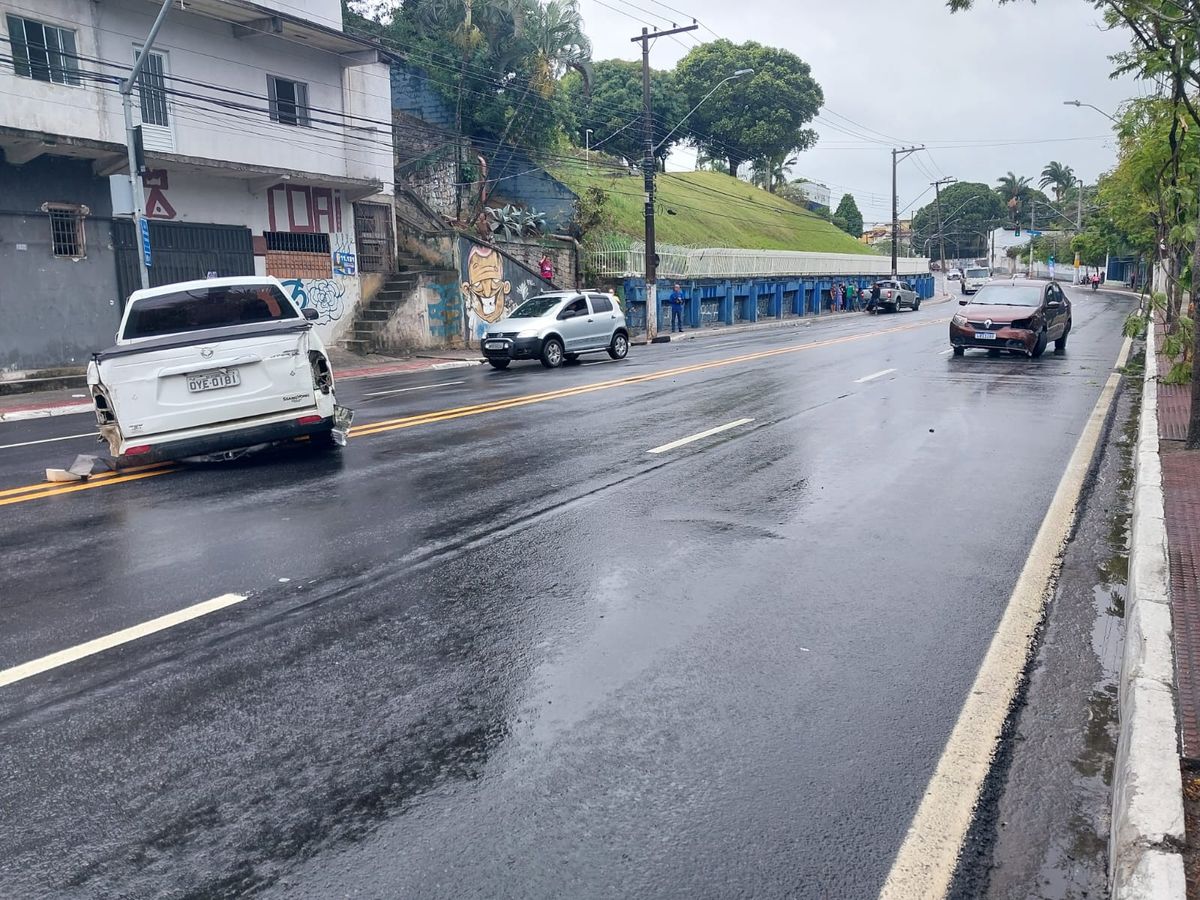 Três carros colidem e deixam trânsito lento na Avenida Maruípe, em Vitória.