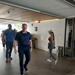 Governador do ES, Renato Casagrande vota em escola de Vitória