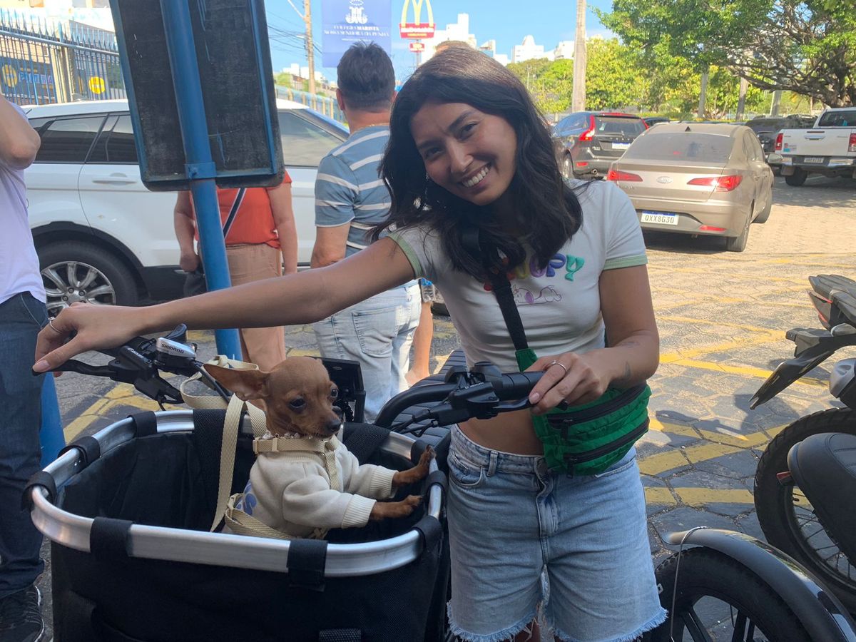 Anna Yumi, de 27 anos, modelo, foi barrada no colégio Marista na avenida Champagnat ao tentar levar sua cachorrinha, Kiwi, até a seção eleitoral. 