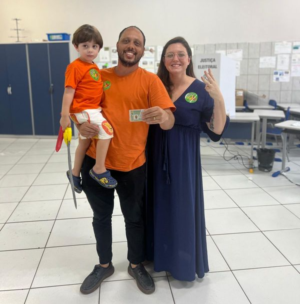 Candidato Gabriel Ruy (Mobiliza) vota em Vila Velha. Crédito: Divulgação