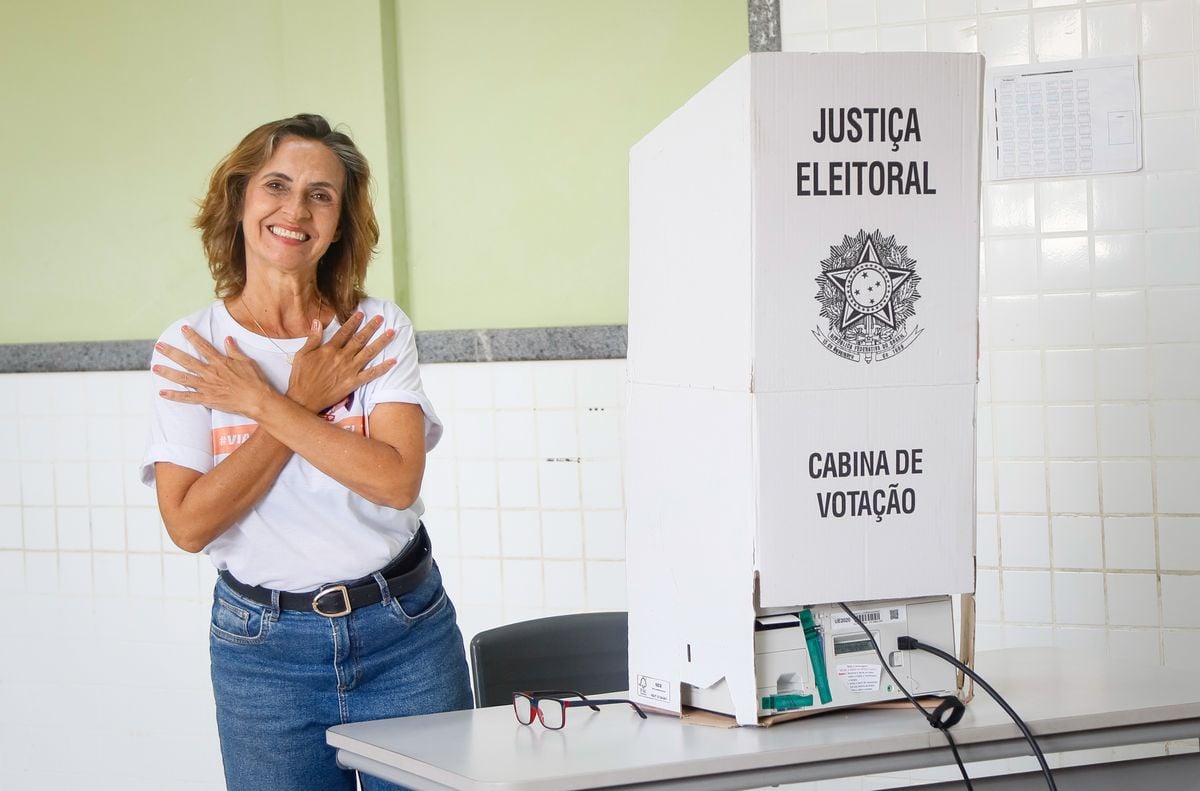 Candidata Luzinete Deolindo vota em Viana