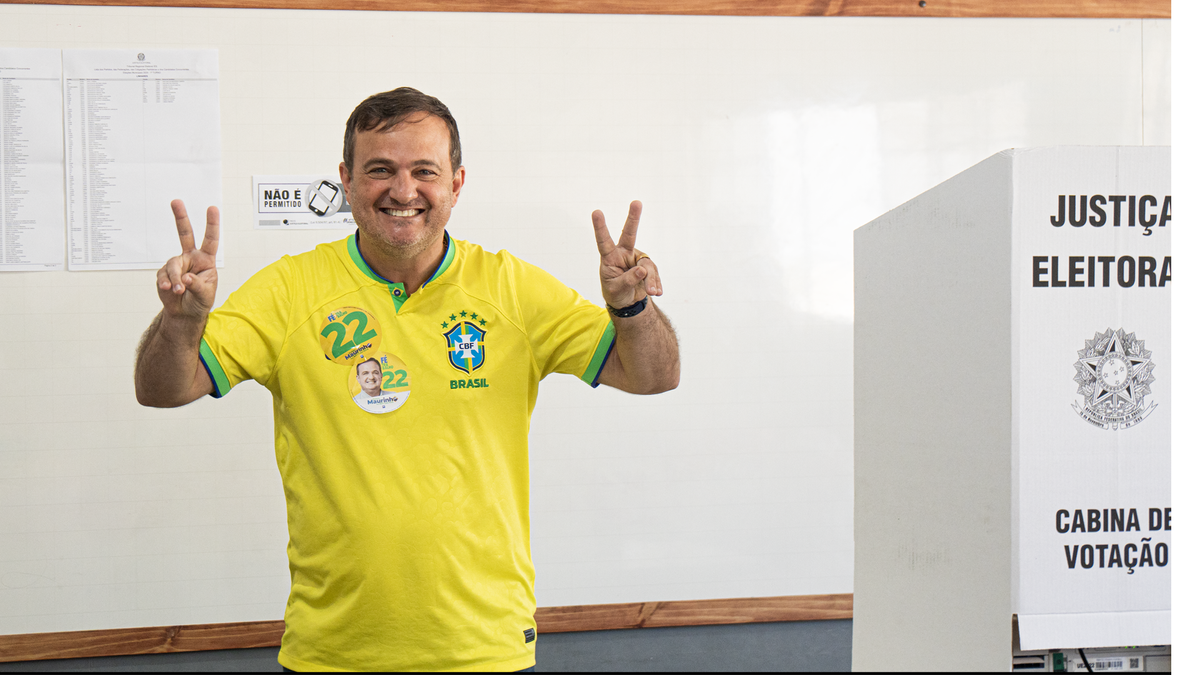 Candidato a prefeito de Linhares, Maurinho Rossoni (PL) votou pela manhã