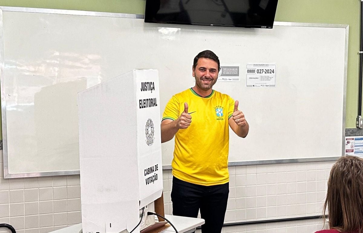 Candidato a prefeito Diego Libardi votou agora há pouco na Escola Bernardino Monteiro, no município de Cachoeiro de Itapemirim. Eleições 2024