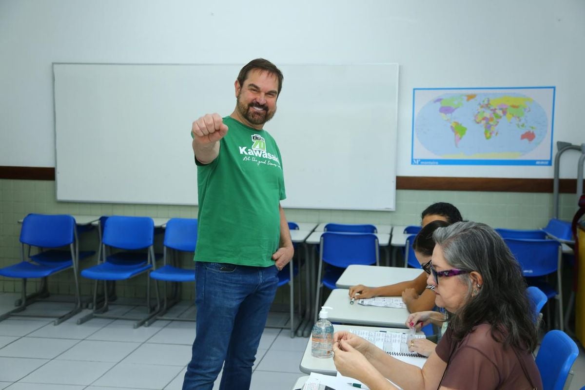 Candidato à Prefeitura de Vitória, Du (Avante), votou na Escola Monteiro, na Enseada do Suá, na manhã de domingo (6)