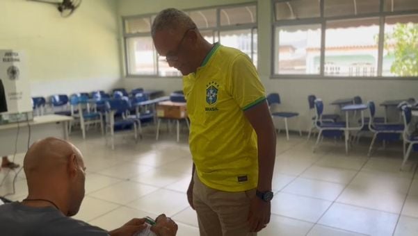 Candidato do PL Ivan Bastos vota em Cariacica