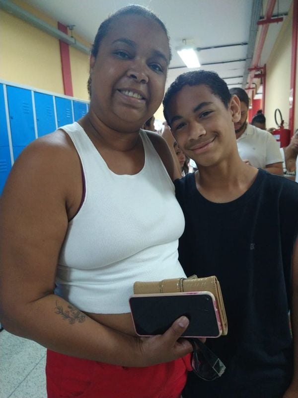 Dayani votou e trouxe o filho para acompanhar em escola do Centro de Linhares