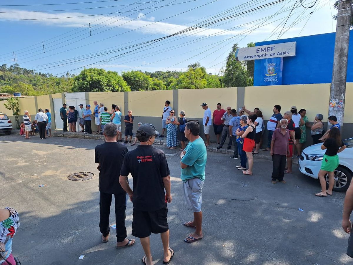 Fila de espera na Escola Amenophis de Assis, no bairro Vale Esperança, em Cariacica