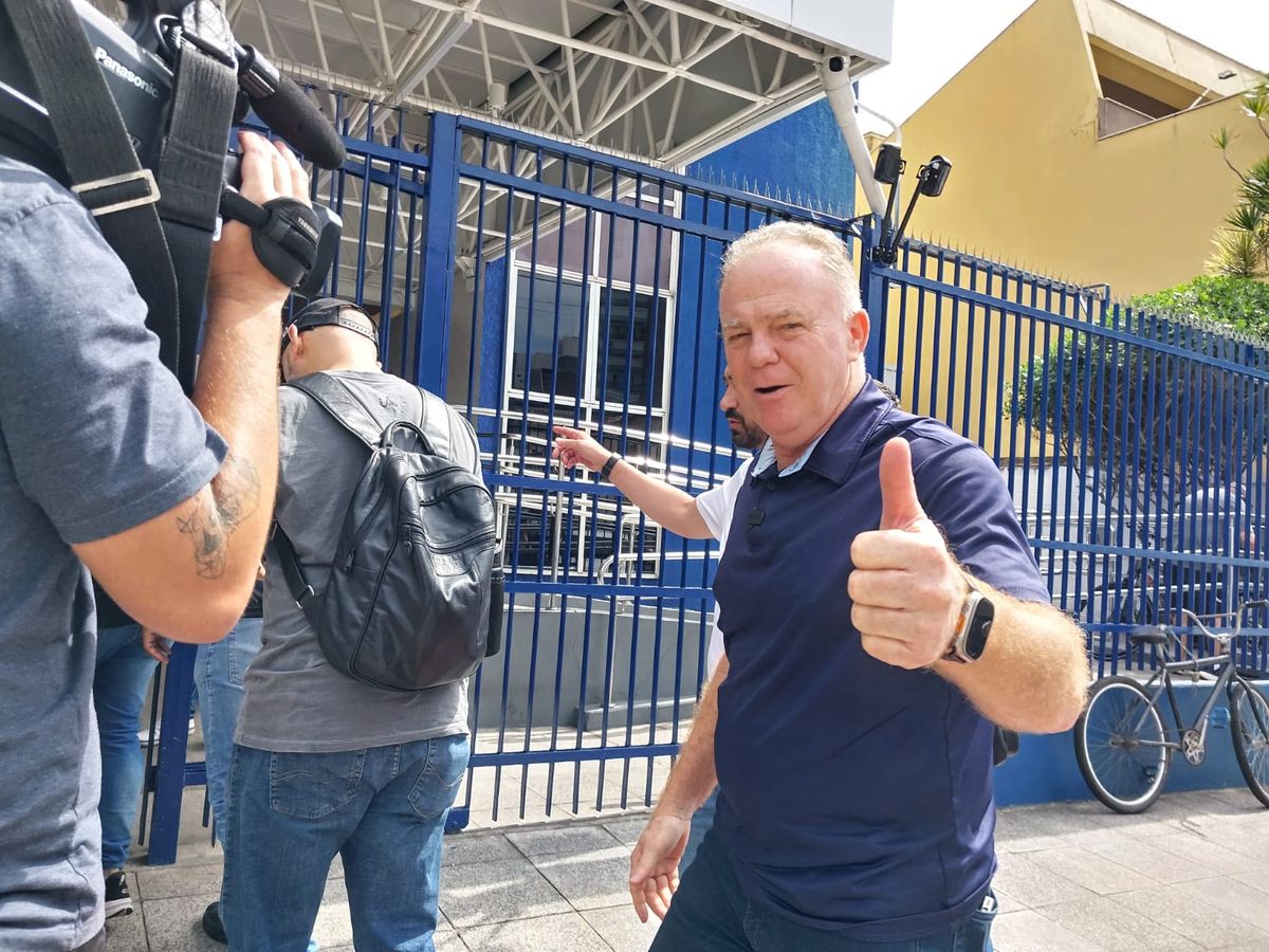 Governador Renato Casagrande indo votar na Escola São Domingos em Bento Ferreira, Vitória