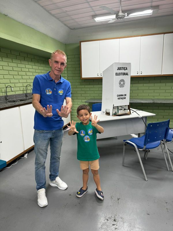 Maurício Gorza votou em Vila Velha, acompanhado do neto Ravi