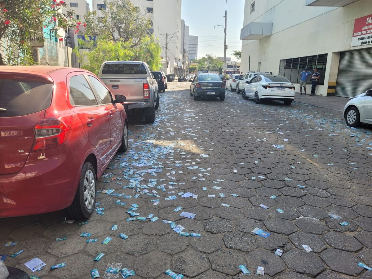 Muitos santinhos espalhados nas redondezas do CEEFMTI Conde de Linhares, no Centro de Colatina  por Mariana Lopes