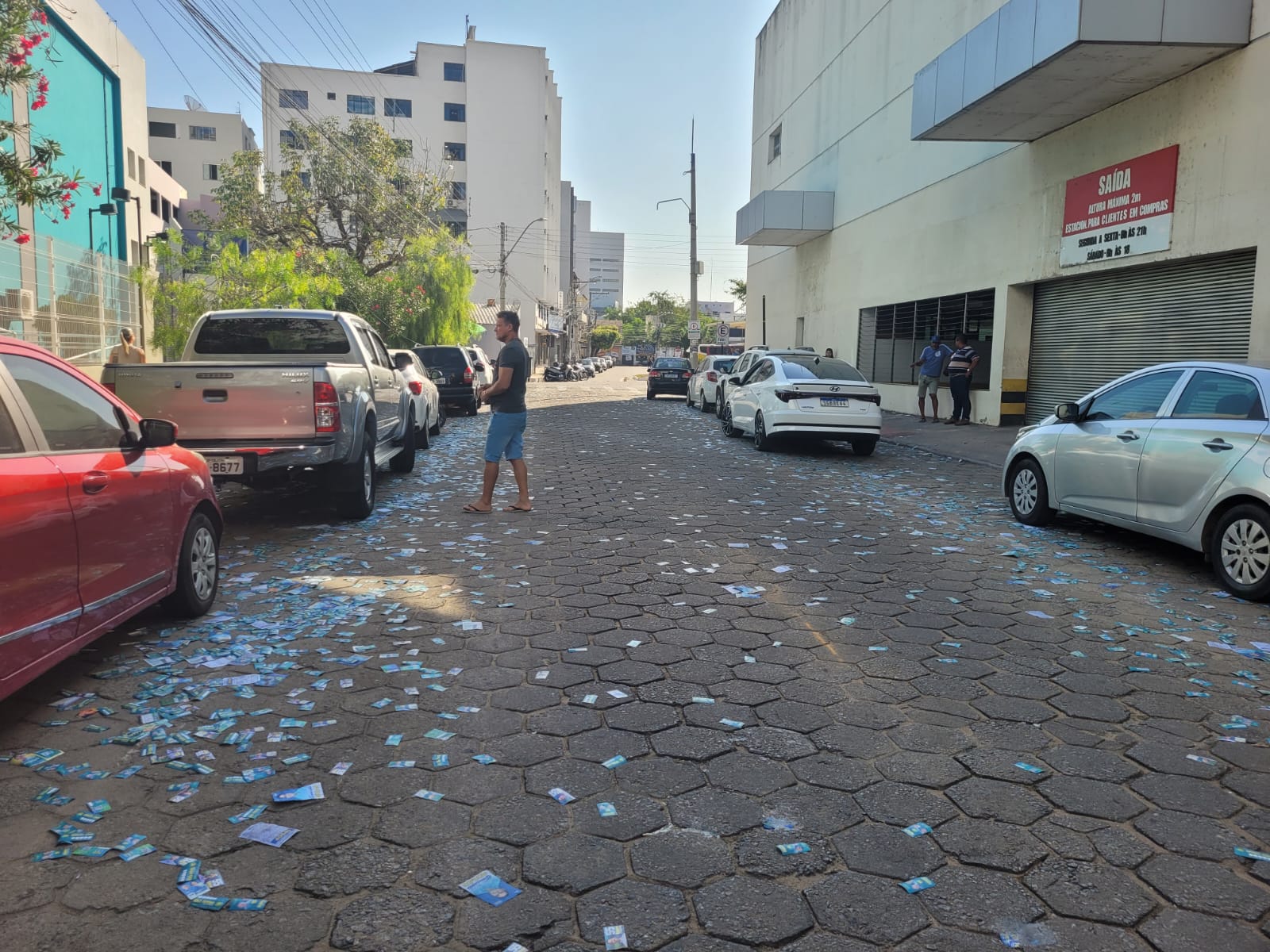 Muitos santinhos espalhados nas redondezas do CEEFMTI Conde de Linhares, no Centro de Colatina 