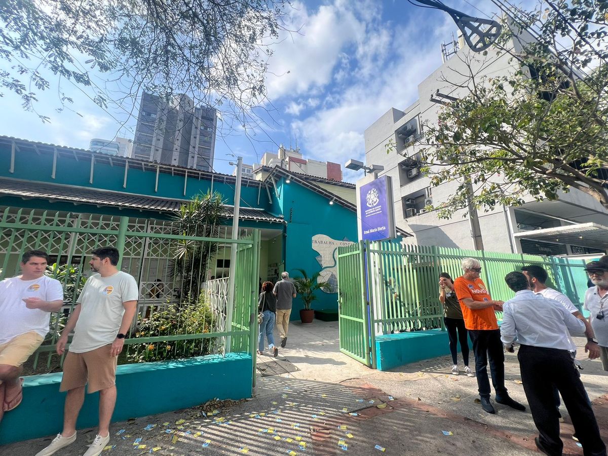 Na Praia do Canto, em Vitória, santinhos sujam calçada em frente a local de votação