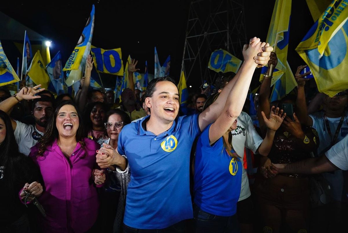 Lorenzo Pazolini comemora sua reeleição à prefeitura de Vitória por Vitor Jubini