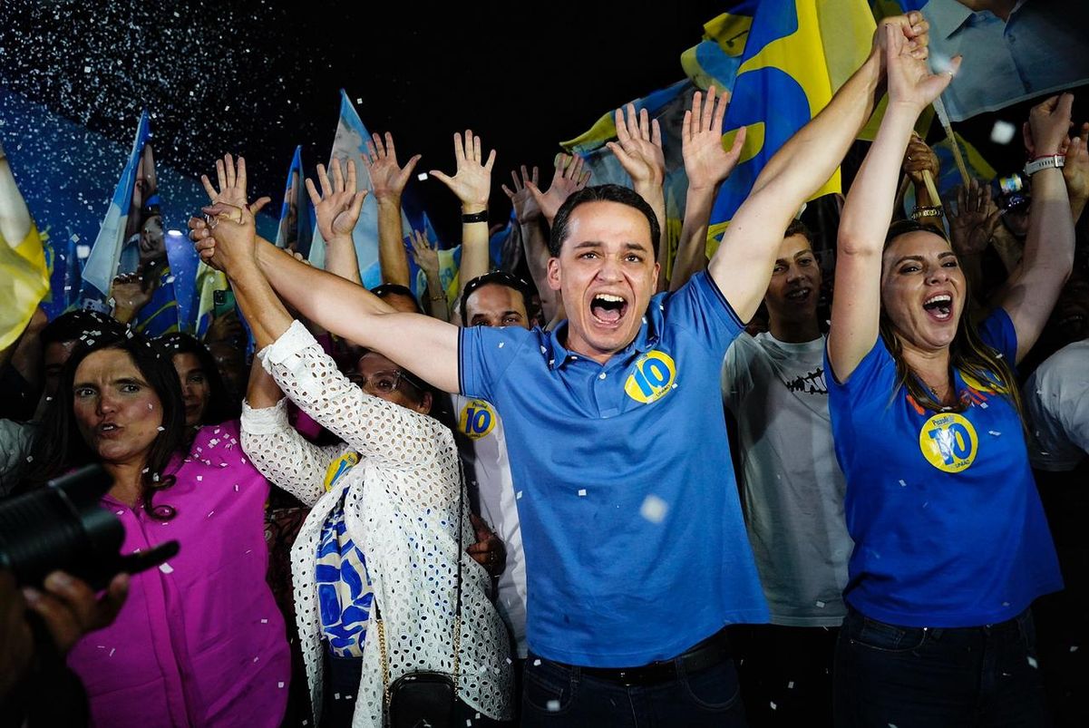 Lorenzo Pazolini comemora sua reeleição à prefeitura de Vitória por Vitor Jubini