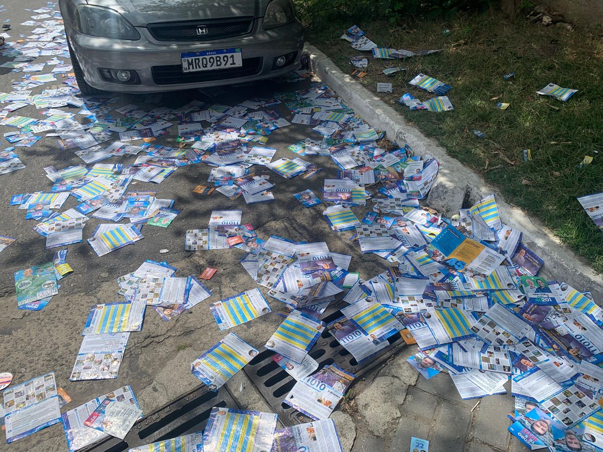 Santinhos tomam a rua em frente a escola de Vitória por Isabelle Braconnot