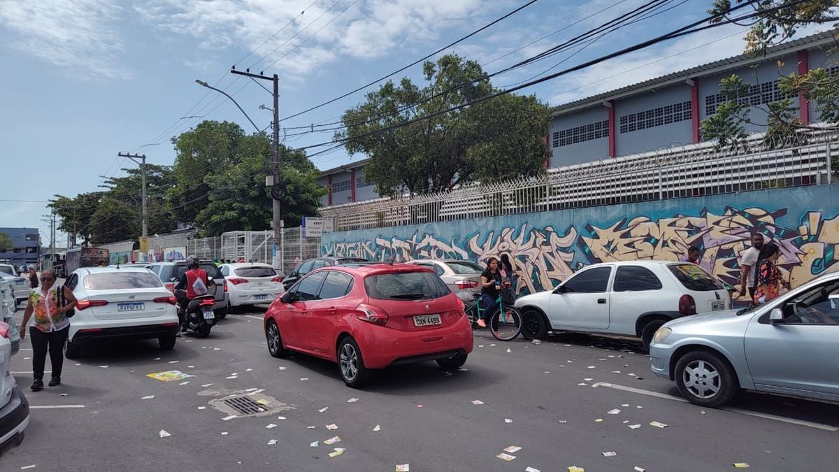 Trânsito intenso e santinhos espalhados na rua em frente à EEEFM Marinete de Souza Lira, em Feu Rosa, Serra por Yasmin Spiegel