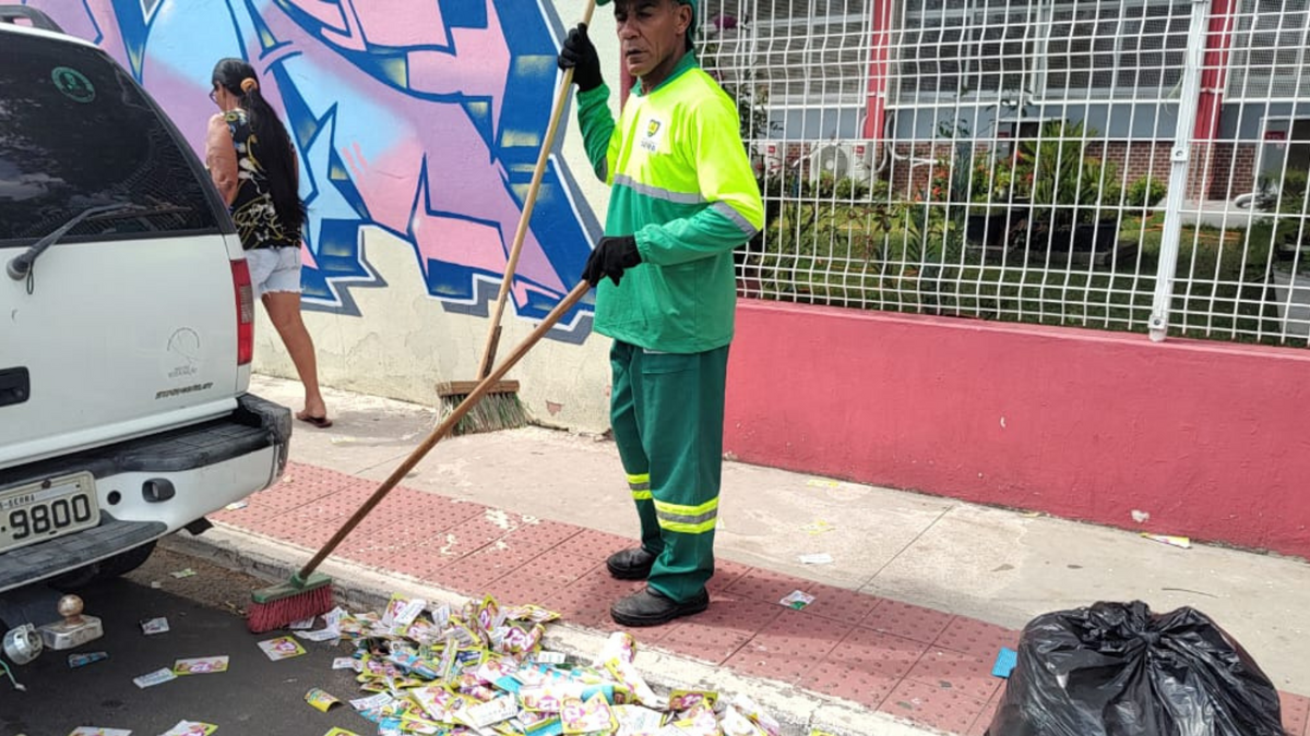 Trânsito intenso e santinhos espalhados na rua em frente à EEEFM Marinete de Souza Lira, em Feu Rosa, Serra