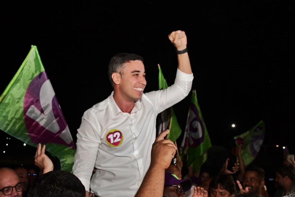 Weverson Meireles comemora com seus eleitores por Fernando Madeira