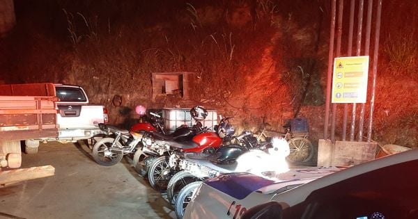 Motociclistas faziam malabarismos em frente às sessões eleitorais e no meio do público em praça na noite de domingo (6) e fugiram, abandonando os veículos