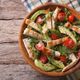 Salada de frango grelhado com abacate (Imagem: AS Foodstudio | ShutterStock)