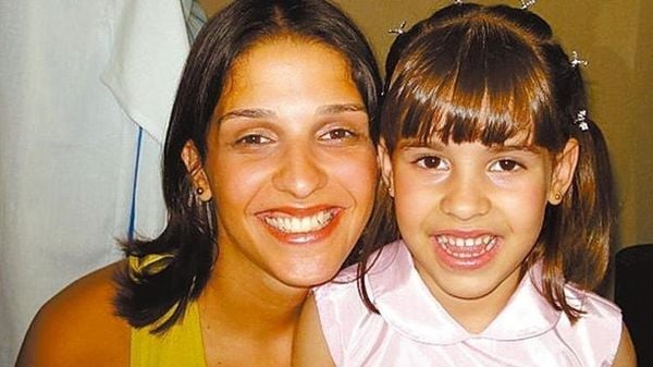 Ana Carolina Oliveira, com a filha Isabella Nardoni, que morreu em 2008, aos 5 anos