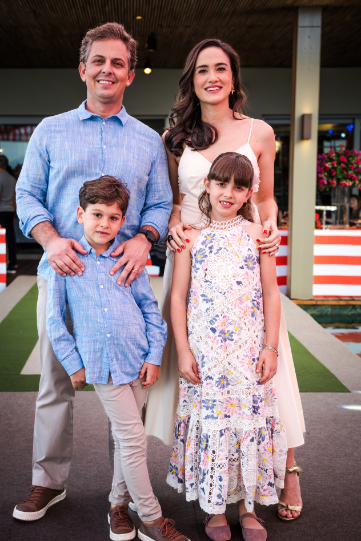 André e Júnia Perenzin e os filhos Theo e Mariana