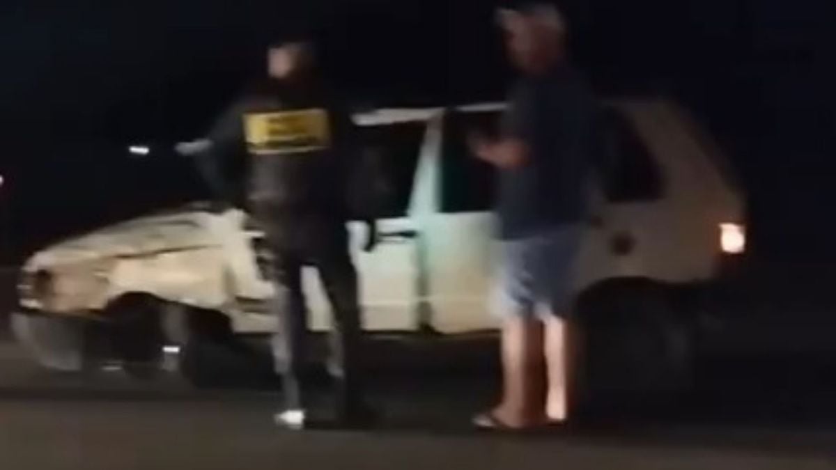 Carro envolvido em batida com moto na BR 101, em Aracruz