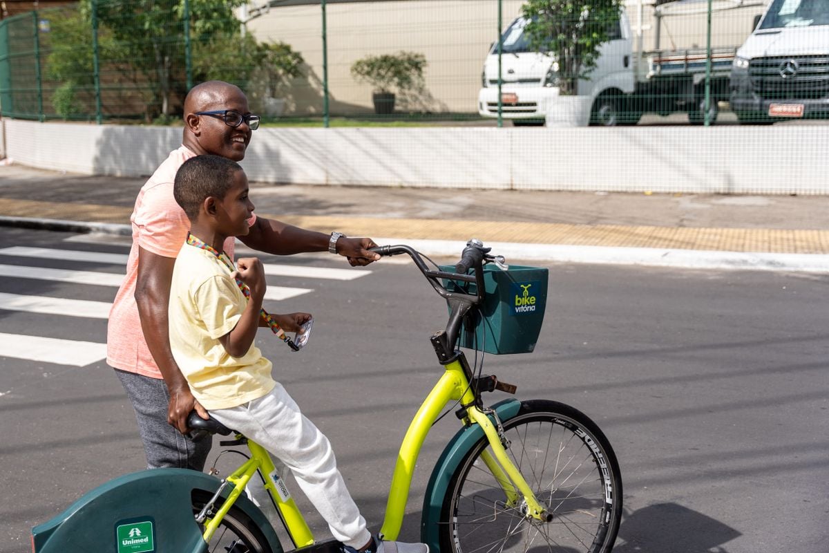 Gesaias Ferreira, usuário do bike Vitória, com seu filho Noah do Nascimento Ferreira