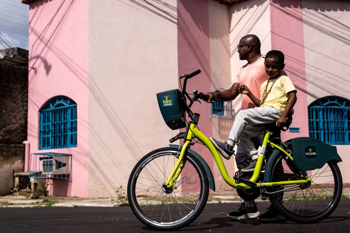 Gesaias Ferreira, usuário do bike Vitória, com seu filho Noah do Nascimento Ferreira