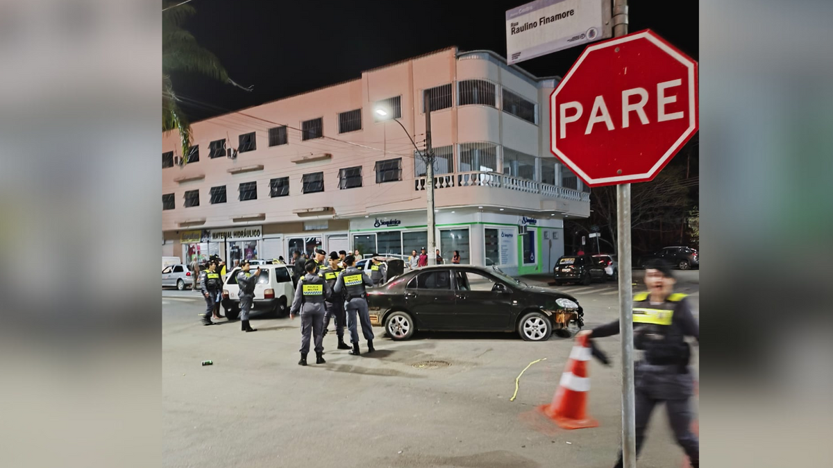 Motorista sem CNH só para com tiros da polícia após bater em outros veículos em Iúna 