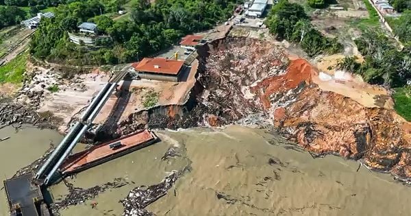 No rio, há destroços de flutuantes, canos, casas e carros. Flutuantes são casas e hotéis que ficam sobre as águas do rio e são usados, em geral, para moradia e lazer