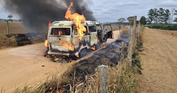 Veículo fazia a rota diária quando as chamas começaram; o automóvel estava sem estudantes no momento do incêndio